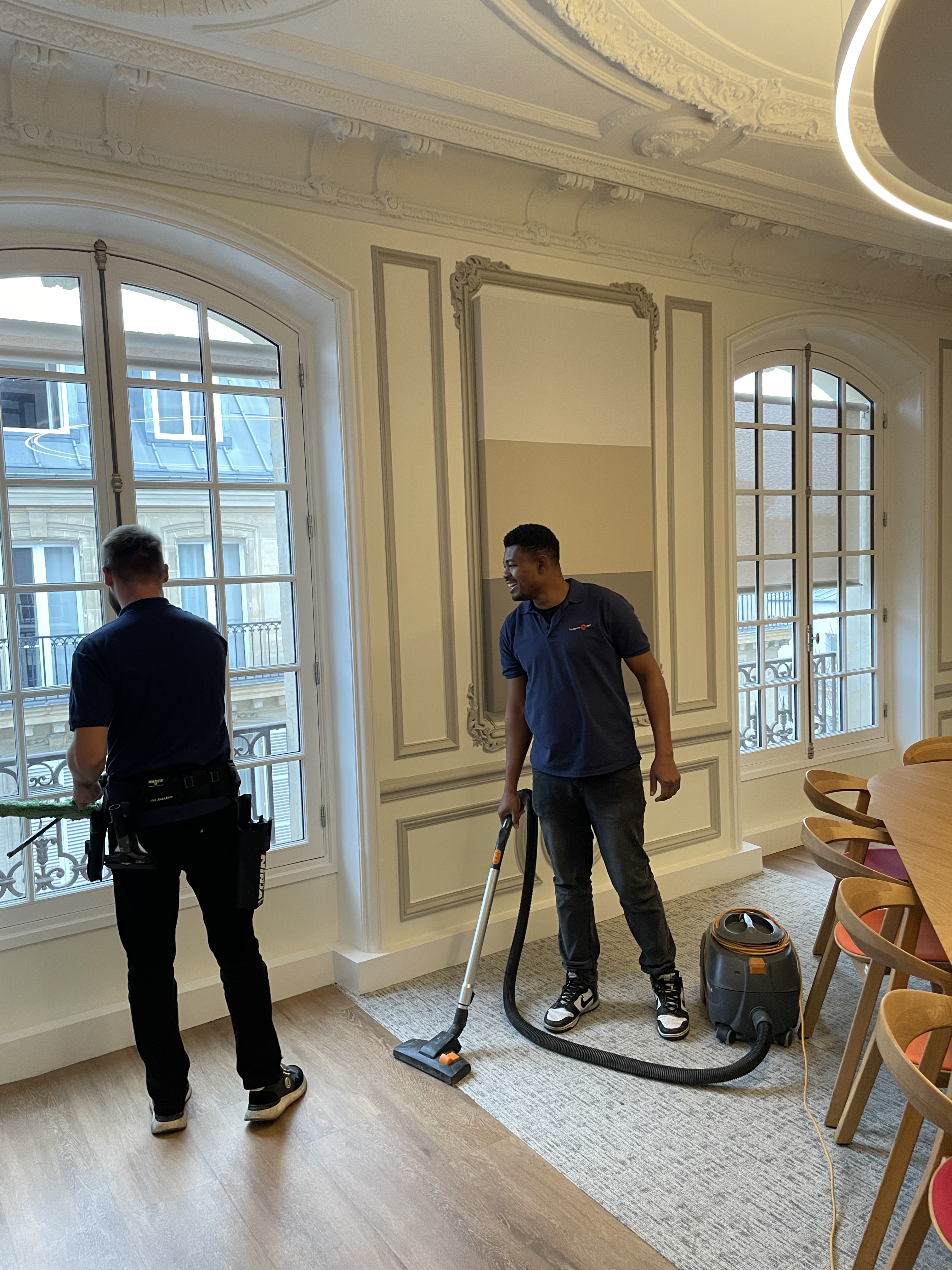 Équipe professionnelle Toujours Plus Net spécialisée en nettoyage professionnel à Paris